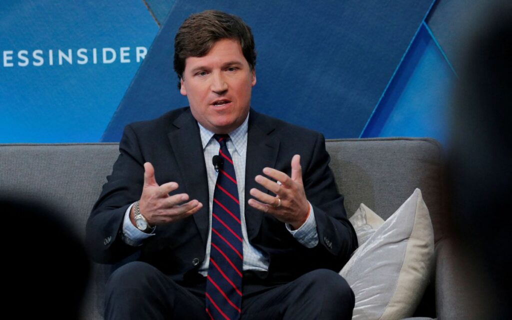 Tucker Carlson, quien acusó fraude electoral en EU en 2020, deja Fox News