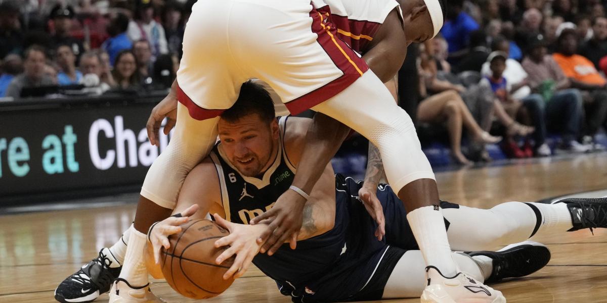 Un Jimmy Butler celestial sitúa a Doncic y sus Mavericks al borde del colapso