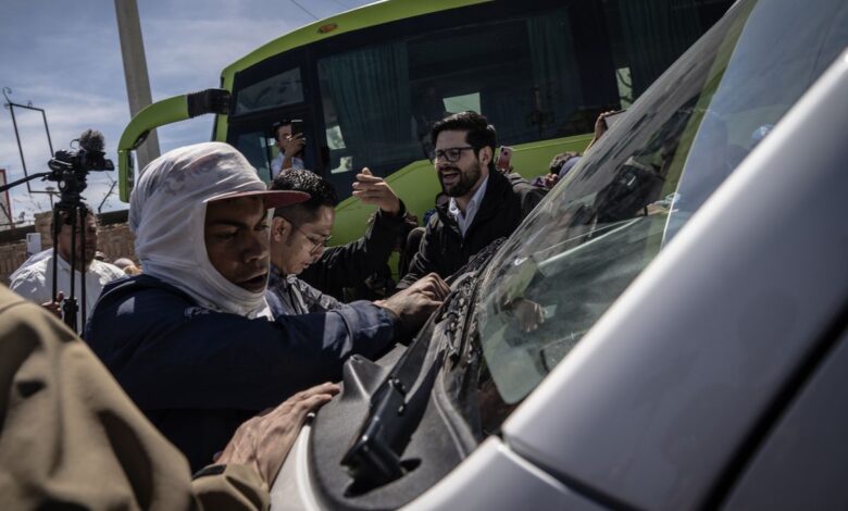 Un grupo de migrantes bloquea el paso a López Obrador en Ciudad Juárez tras la masacre en un centro federal
