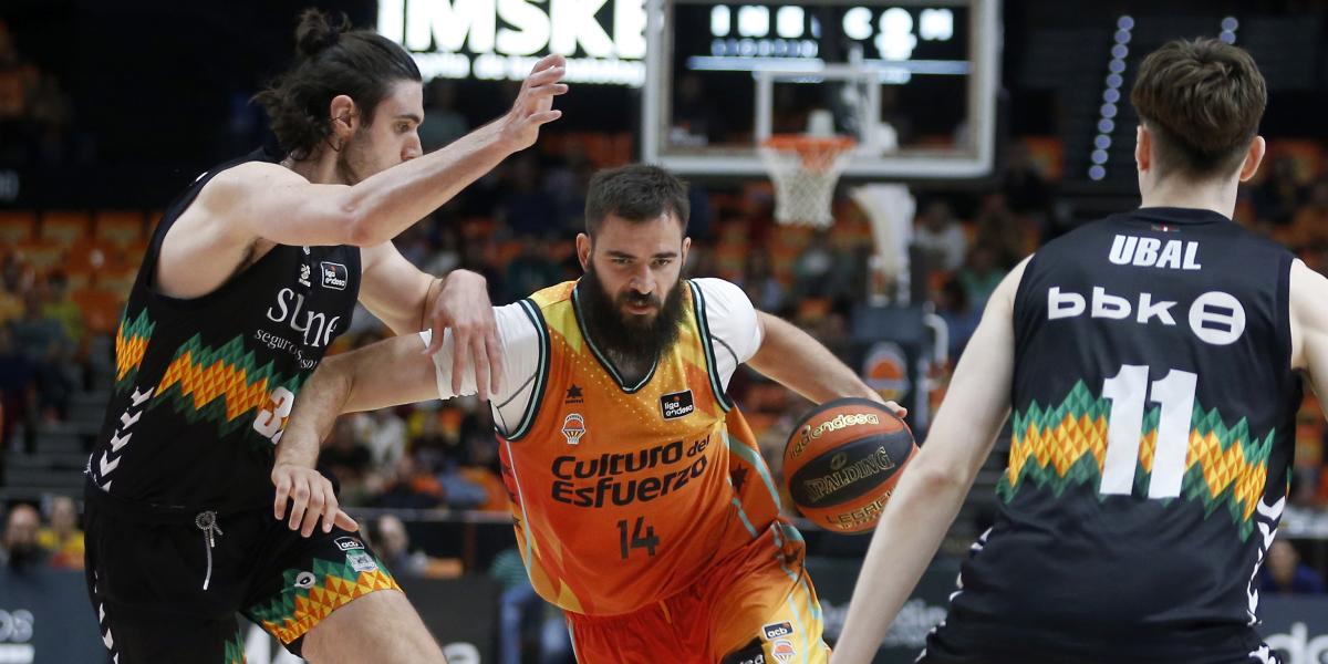 Un mejorado Valencia controla al Bilbao y le aleja de playoff