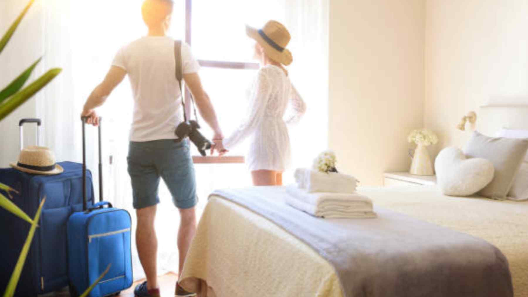 Una azafata revela por qué debemos dejar un zapato en la caja fuerte de los hoteles