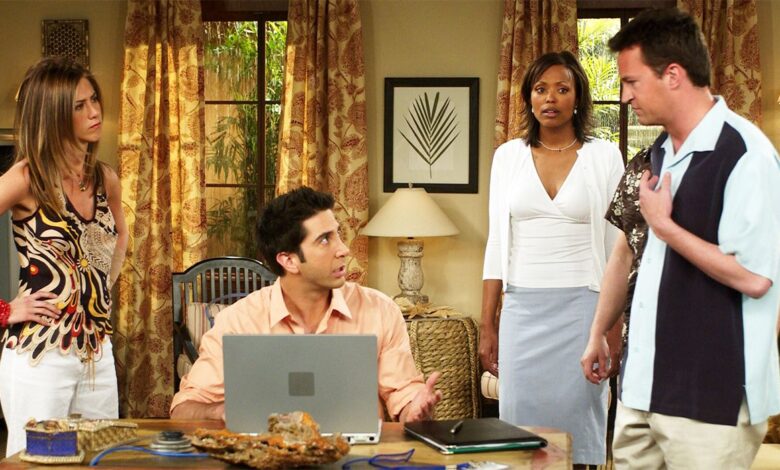 Aisha Tyler as Charlie with the Friends cast in season 9