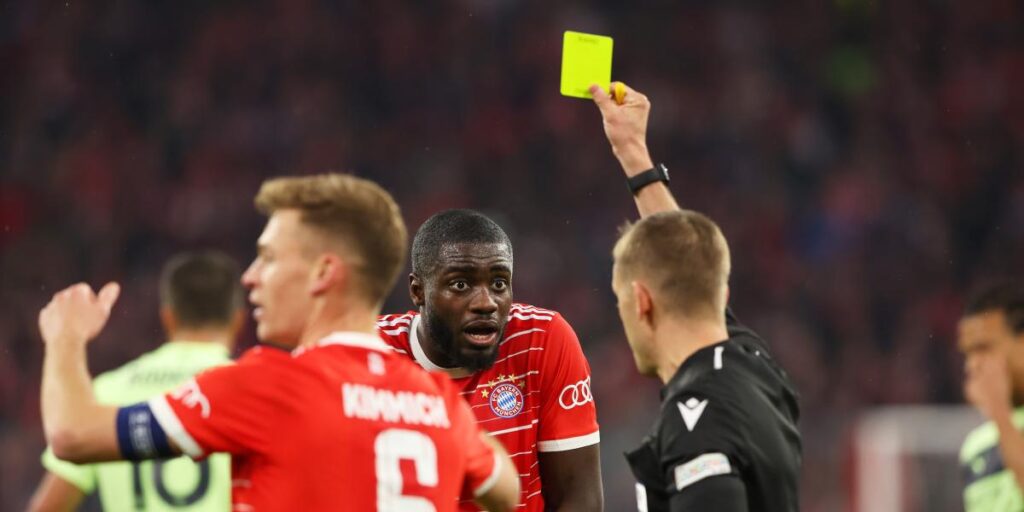 Upamecano la vuelve a liar con un penalti absurdo pero Haaland le salva