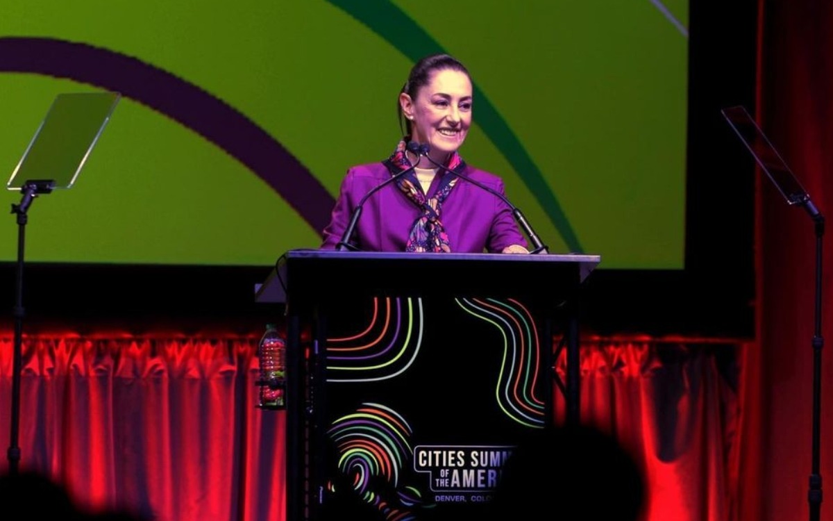 Video | Con mariachis y flores, reciben migrantes a Sheinbaum en EU