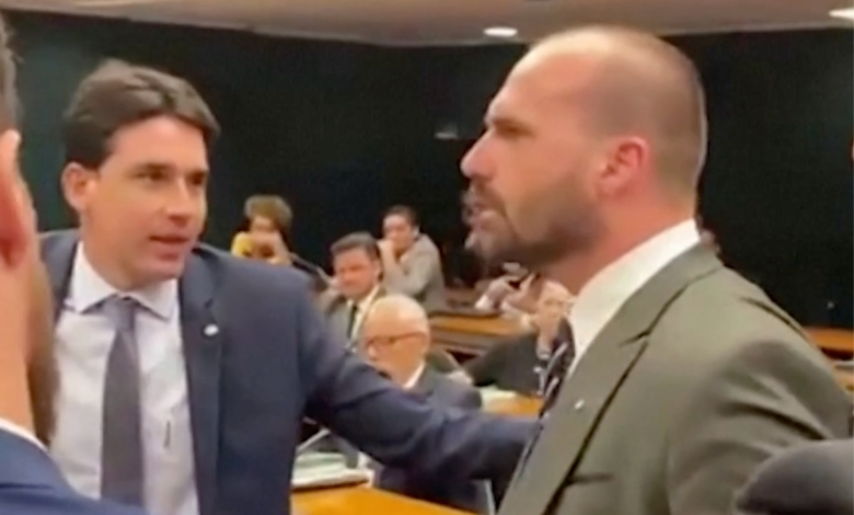 Vídeo | El hijo del expresidente Bolsonaro pierde los nervios en el Congreso