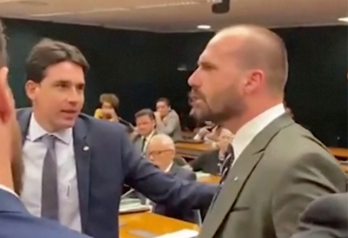 Vídeo | El hijo del expresidente Bolsonaro pierde los nervios en el Congreso