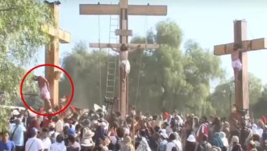 Video | Se desmaya actor durante crucifixión en la Pasión de Cristo de Iztapalapa