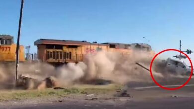 Video | Tren embiste a camioneta atorada en las vías tras choque mortal contra otro auto en Texas