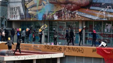 Videos | Encapuchados vandalizan mural de Siqueiros y atacan con martillo a vigilante