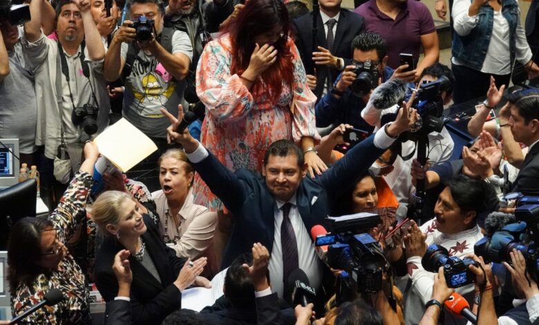 Videos | Entre gritos de la oposición, Armenta cita a sesión en sede alterna... llegan a Palacio Nacional