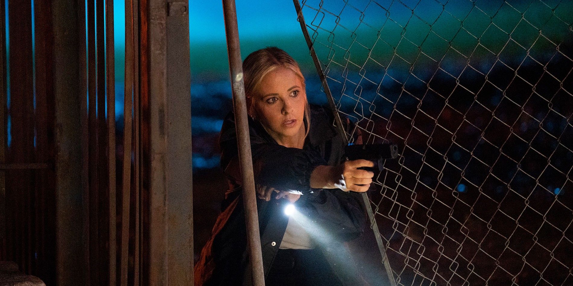 Sarah Michelle Gellar holding a gun in Wolf Pack