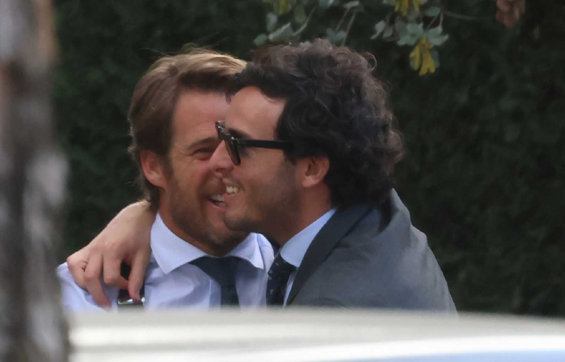 Iñigo Onieva en compañía de un amigo en una boda / Gtres