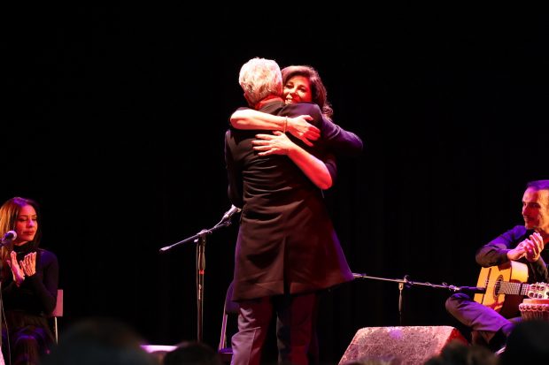 Ortega Cano dando un abrazo a Isabel Luna / Gtres