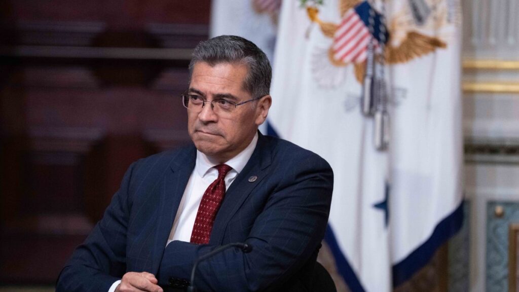 el secretario Xavier Becerra promete hacer lo posible para que la mifepristona siga disponible