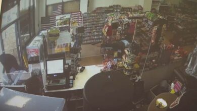 empleado de una tienda se enfrenta a tiros con hombre enmascarado