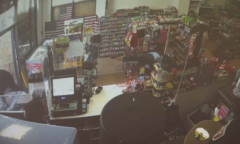 empleado de una tienda se enfrenta a tiros con hombre enmascarado