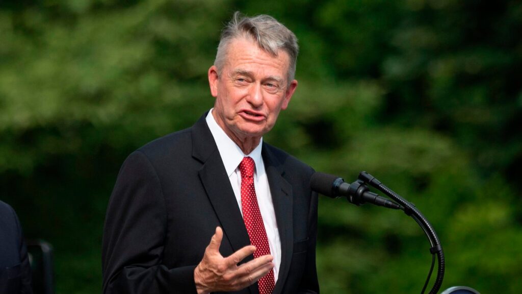 gobernador de Idaho Brad Little firma proyecto de ley contra el “tráfico de abortos”