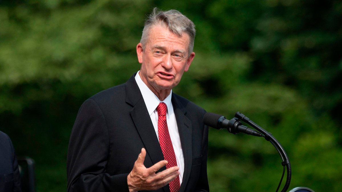 gobernador de Idaho Brad Little firma proyecto de ley contra el “tráfico de abortos”