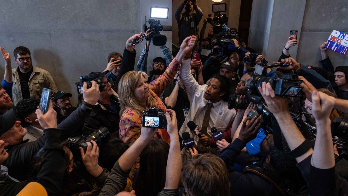la Cámara de Representantes de Tennessee expulsa a los demócratas Justin Jones y Justin Pearson