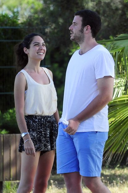 Raquel Rodríguez y Álex Lequio sonriendo. / Gtres