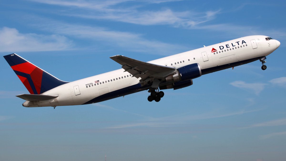 lo sentencian por apuntar con un láser a vuelo de Delta Airlines