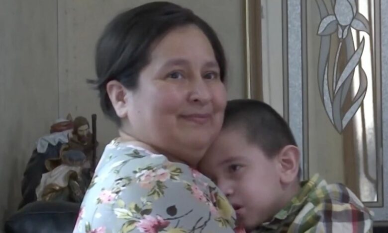 madre hispana tiene cuatro hijos con autismo