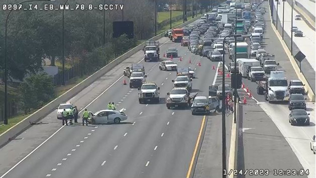 mujer se habría lanzado de un auto en movimiento