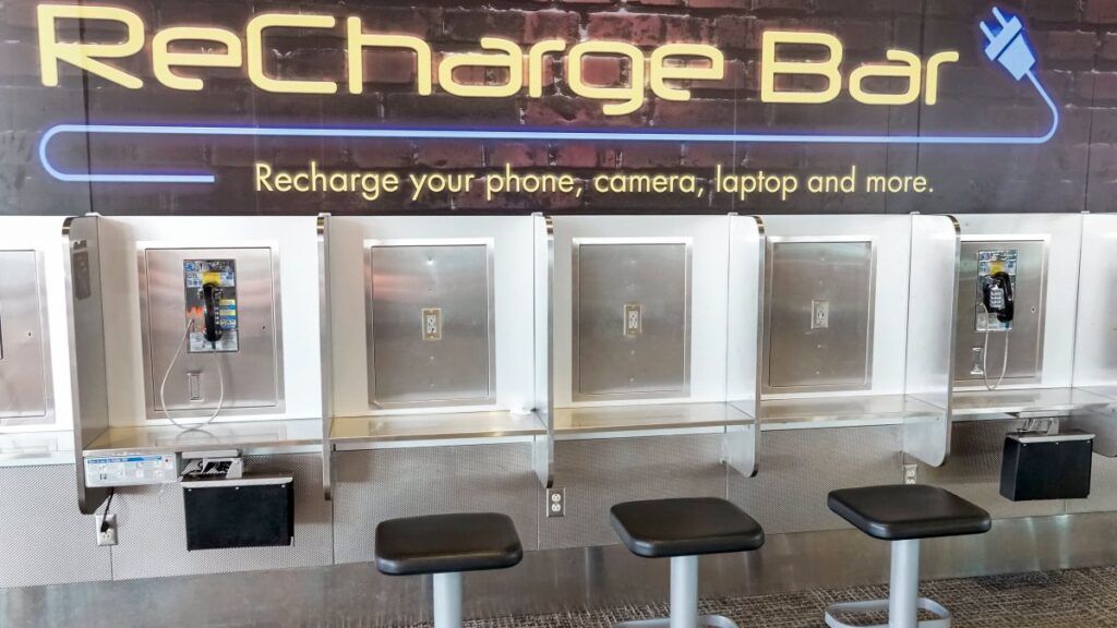 no carguen aparatos electrónicos en estaciones públicas