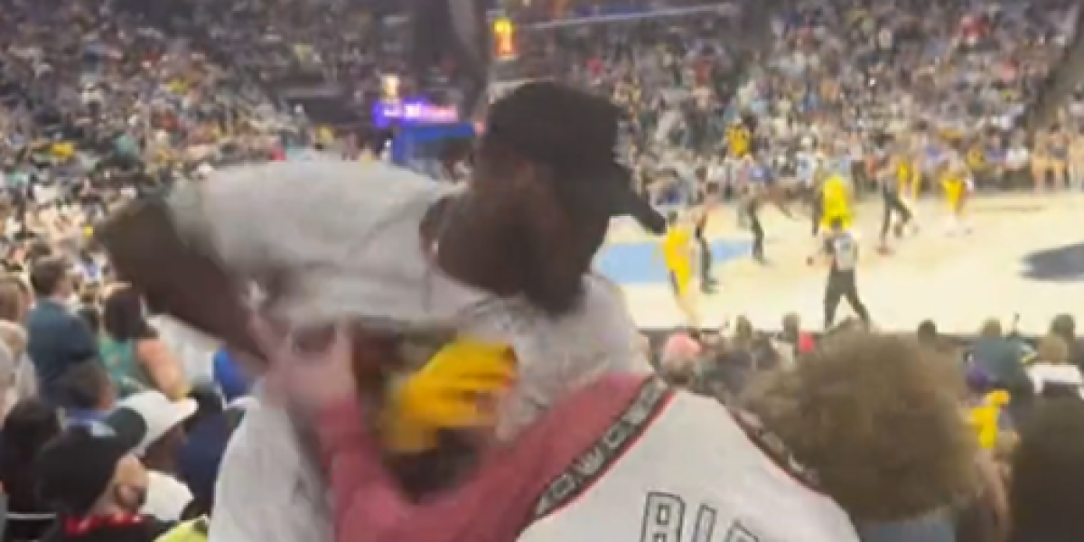 ¡Brutal paliza de un aficionado de los Lakers a otro de los Grizzlies!