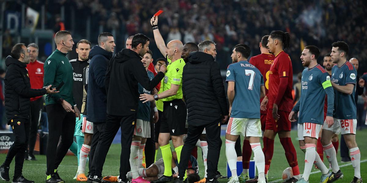 ¡El ayudante de Mourinho agrede a un jugador del Feyenoord!