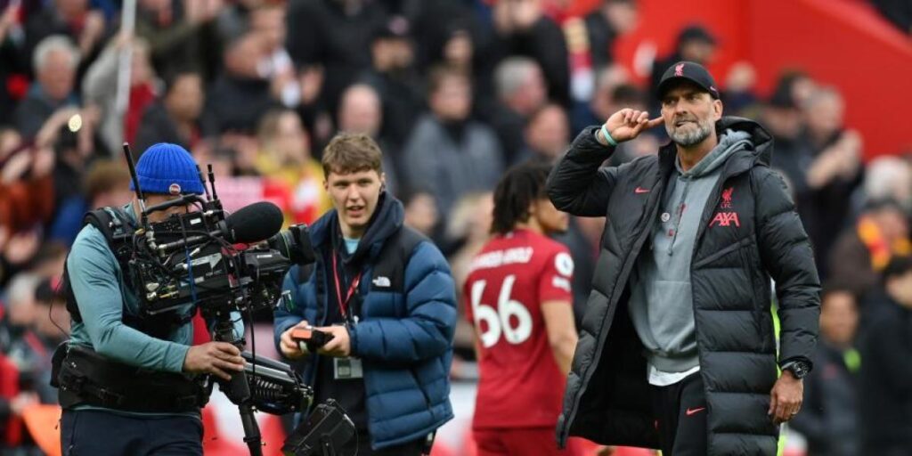 ¡Brutal! Klopp se lesiona celebrando un gol en la cara del cuarto árbitro