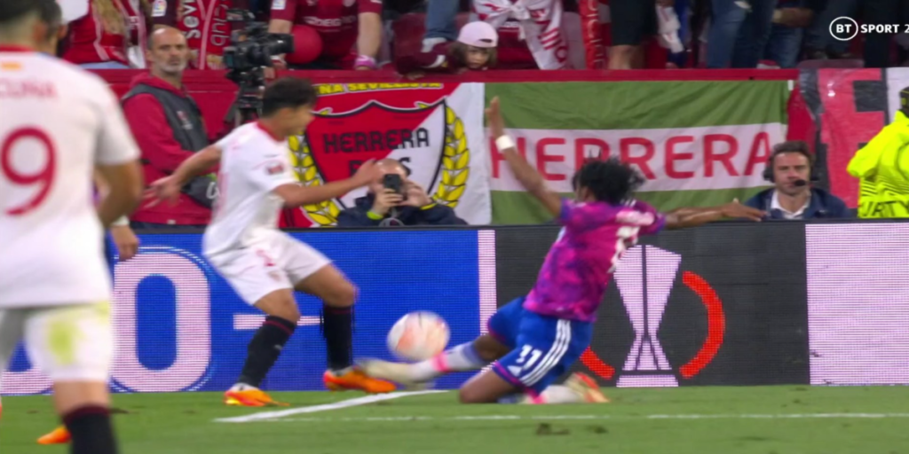 ¡Escándalo en el Pizjuán! Se queja el Sevilla de un penalti claro no señalado