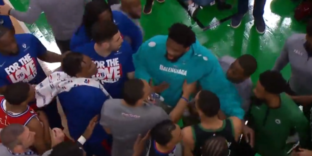 ¡P.J. Tucker le da en los testículos a Tatum y se lía!