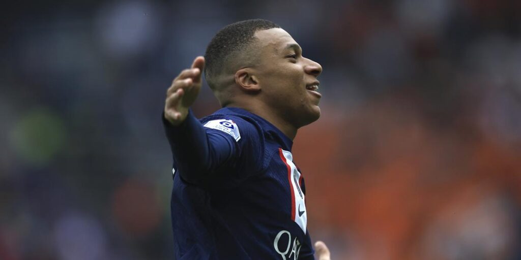 ¡Surrealista gol de Mbappé! El portero se confía y le roba el balón para marcar