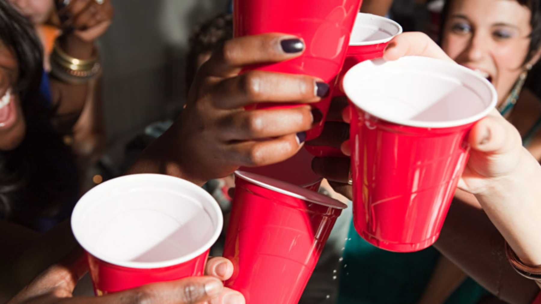 La peligrosa historia de los vasos rojos en Estados Unidos que todavía no se conoce en España