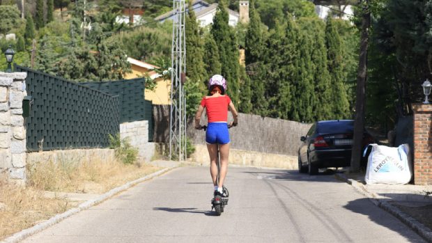 Camilo Blanes en patinete / Gtres