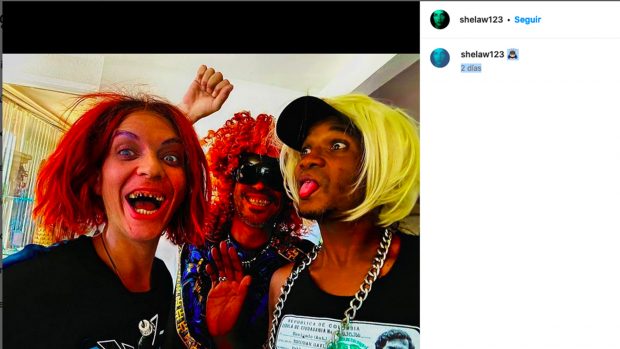 Camilo Blanes con unos amigos en su casa / Redes sociales