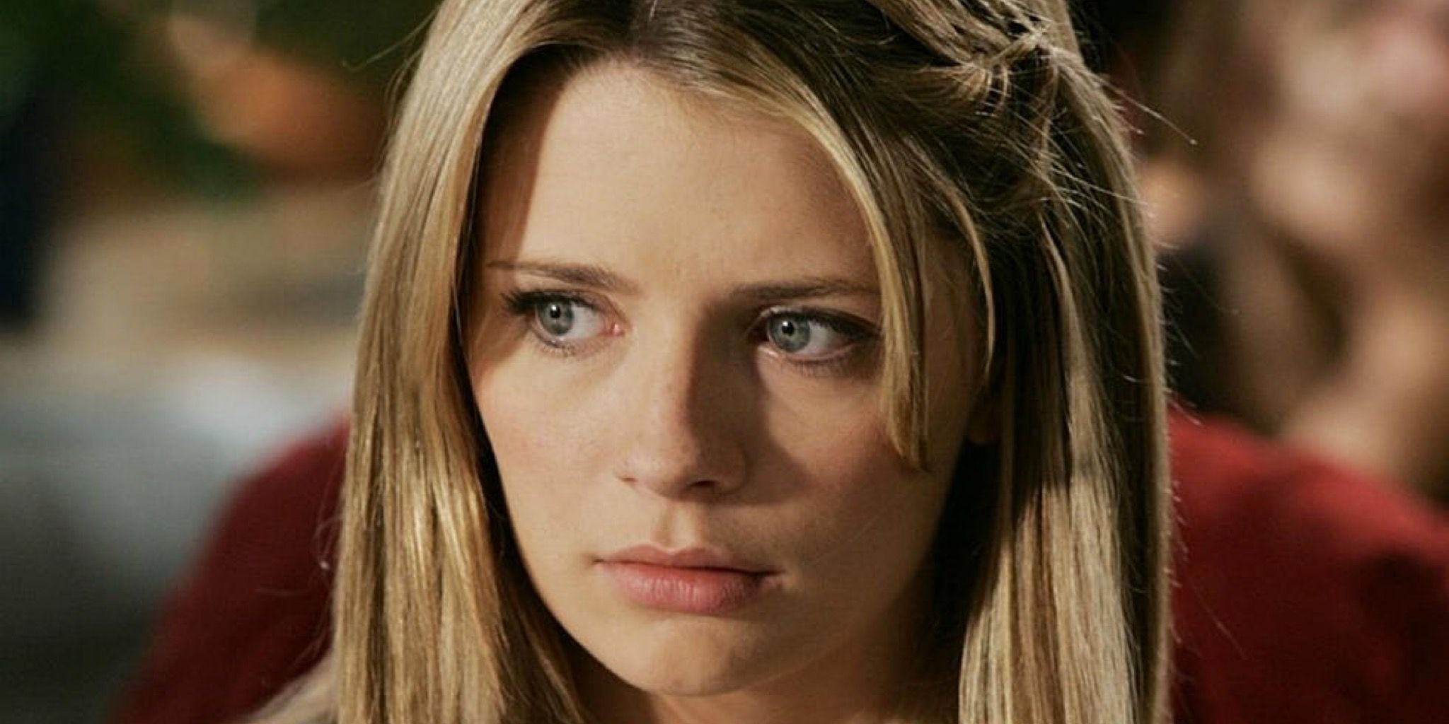 Marissa Cooper de The OC parece preocupada.