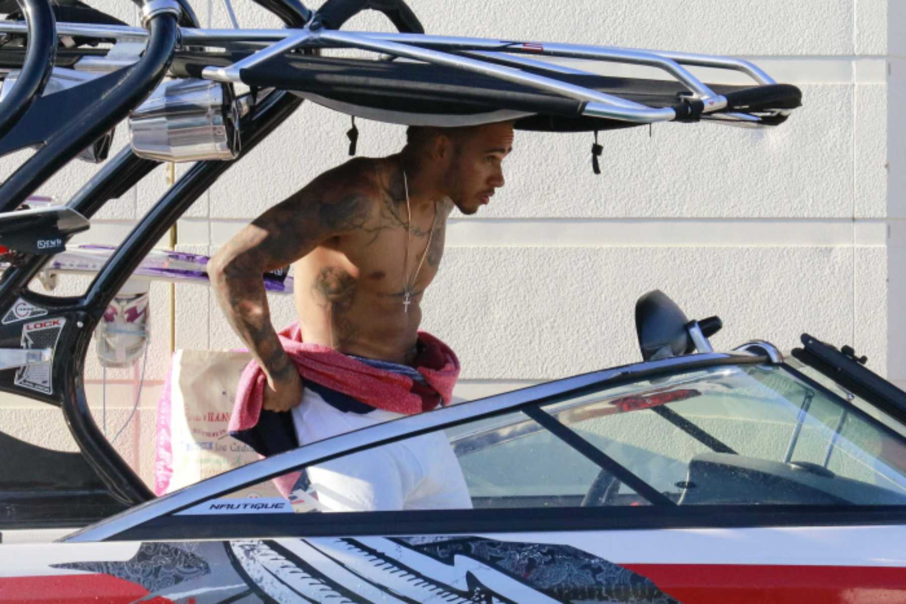 Lewis Hamilton a bordo de un barco en Mónaco / Gtres