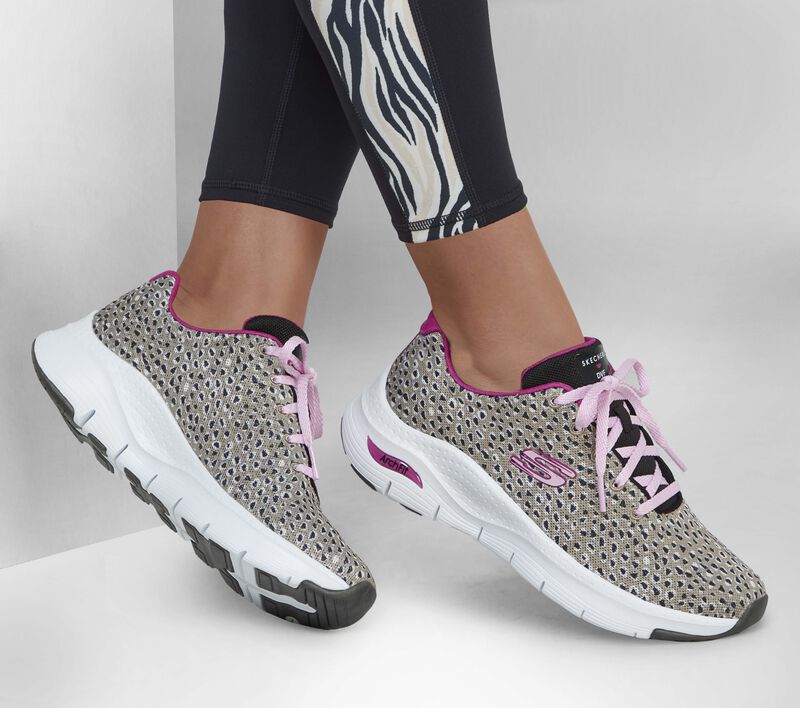 DVF: Arch Fit - Sprinting Spots, NATURAL / NEGRO de Skechers, ideales para Letizia