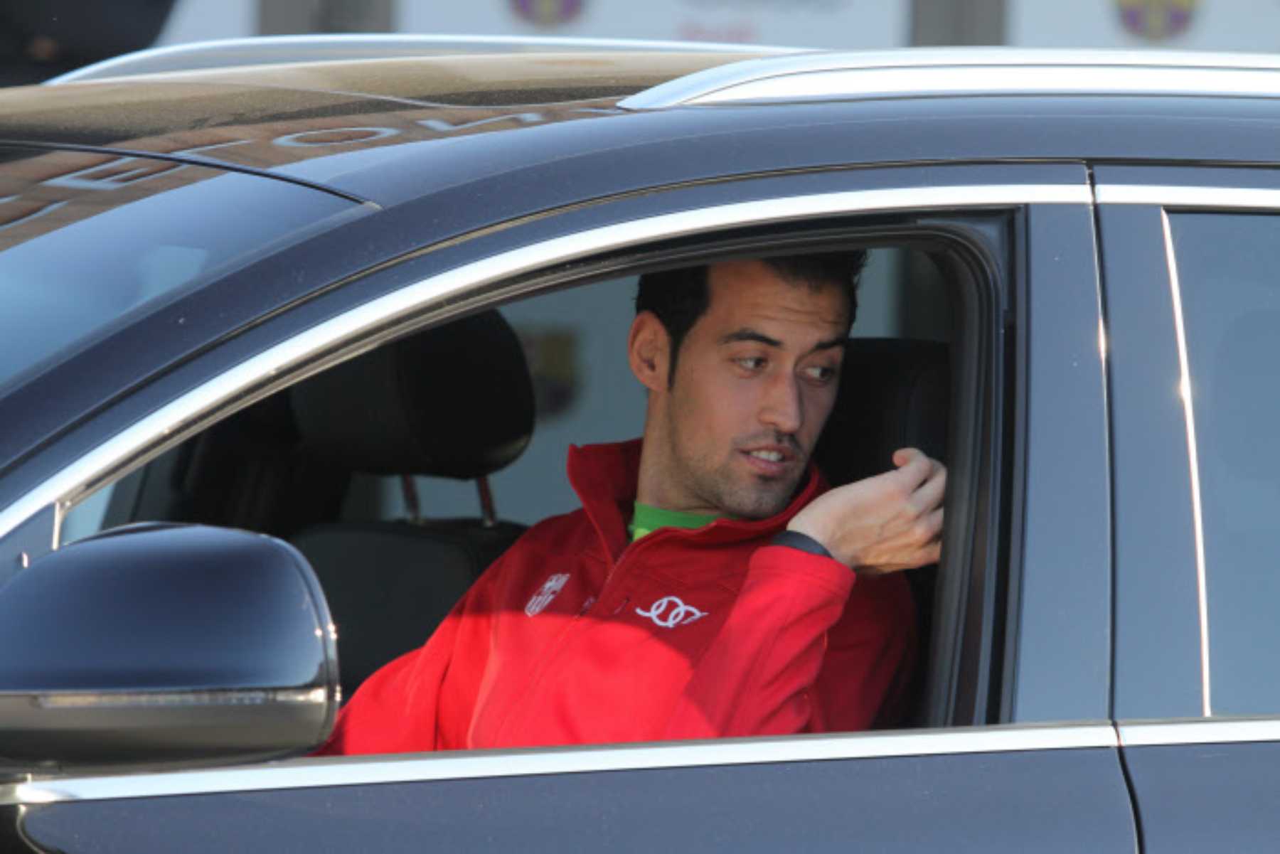 Sergio Busquets en su coche / Gtres