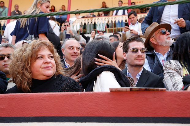 Victoria Federica de Marichalar y Gloria Camila Ortega en la plaza de toros de Valladolid. / Gtres