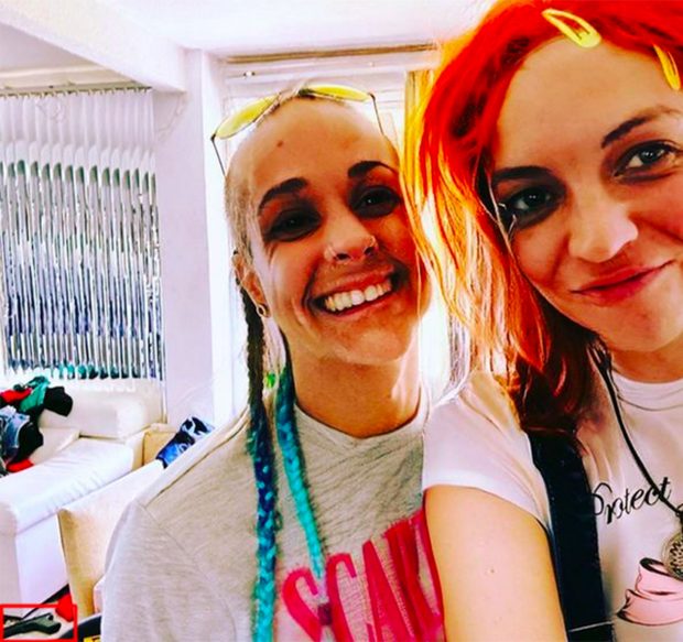 En el margen inferior izquierdo aparece una pistola / Redes sociales