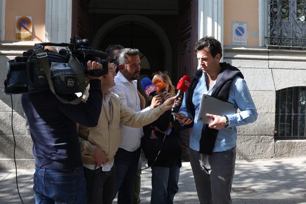 Íñigo Onieva atendiendo a los medios de comunicación en Madrid. / Gtres