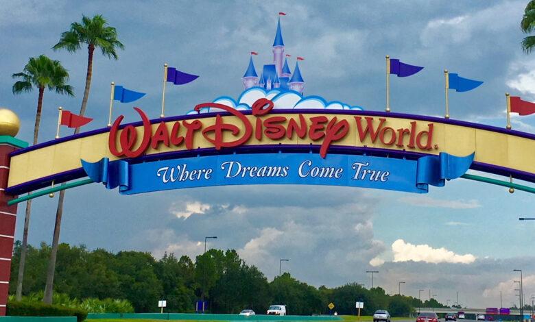 Patadas y puñetazos: tras violenta pelea, les prohiben la entrada a Disney World