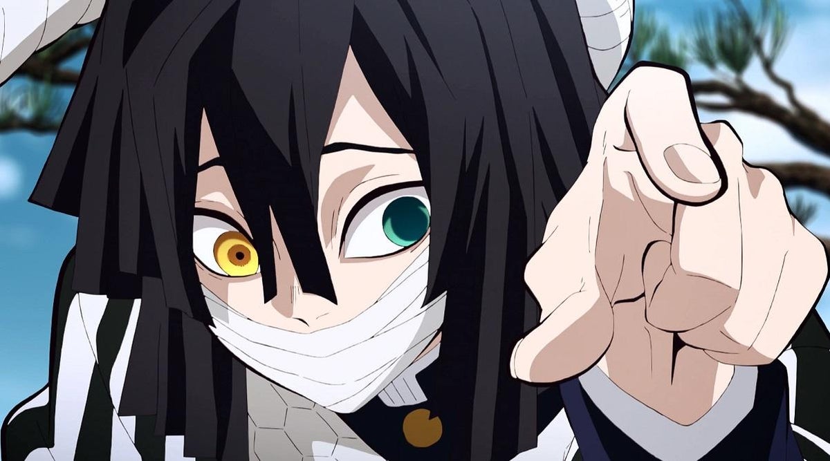 Demon Slayer Cosplay se desliza con la serpiente Hashira