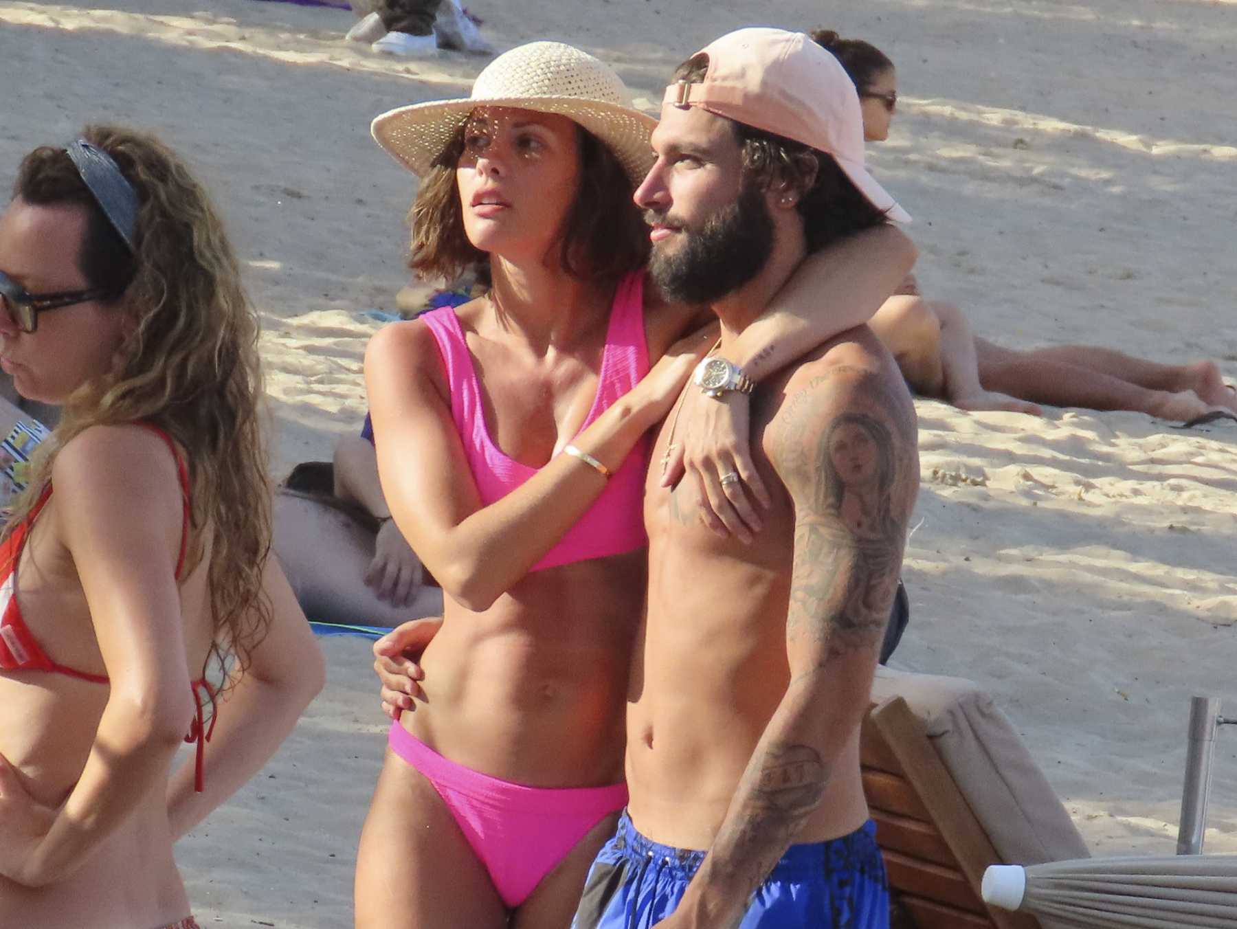 Jessica Bueno y Jota Peleteiro en la playa / Gtres