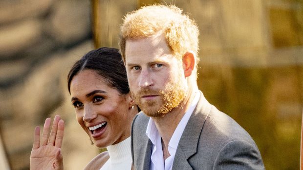 El príncipe Enrique y Meghan Markle saludando / Gtres