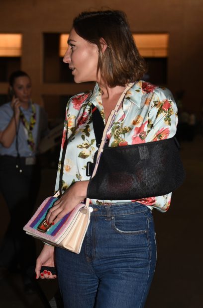 Eugenia Osborne en Sevilla con el brazo en cabestrillo. / Gtres