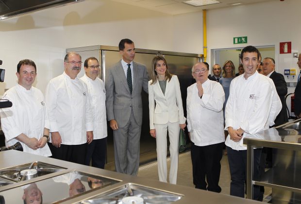Los Reyes con Eneko Atxa y otros chefs. / Gtres